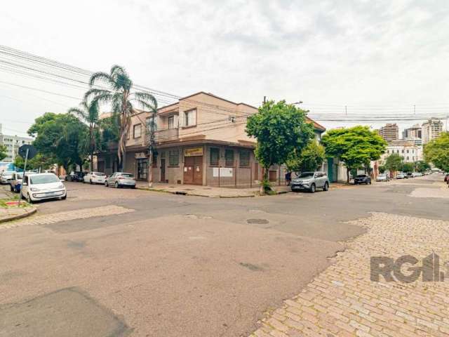 Loja com 93 m² no bairro Floresta.&lt;BR&gt;&lt;BR&gt;Loja equipada para atividade de restaurante,&lt;BR&gt;salão com mesas e cadeiras, balcão de buffet, &lt;BR&gt;freezers, balcão refrigerado, coifa,