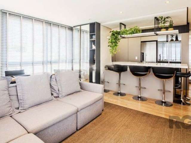 Apartamento com 88.59 m² privativos sendo 2 suítes, 02 elevadores, 2 vagas de garagens, à venda no bairro Petrópolis&lt;BR&gt;&lt;BR&gt;Este excelente apartamento, projetado por uma arquiteta, oferece