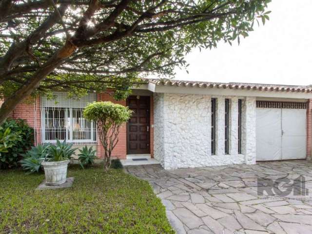 Casa térrea com 4 dormitórios, sendo uma suíte com closet, duas salas com lareiras muito espaçosas, detalhe em tijolo a vista, uma sala de jantar junto a um belo jardim de inverno, hall de entrada, la