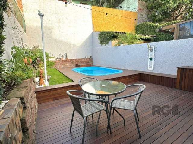 Sobrado impecável, finamente decorado com 3 dormitórios, sendo 1 suíte.&lt;BR&gt;&lt;BR&gt; Amplo pátio com piscina&lt;BR&gt; Living com lareira e sacada&lt;BR&gt; Vista panorâmica e livre &lt;BR&gt;E