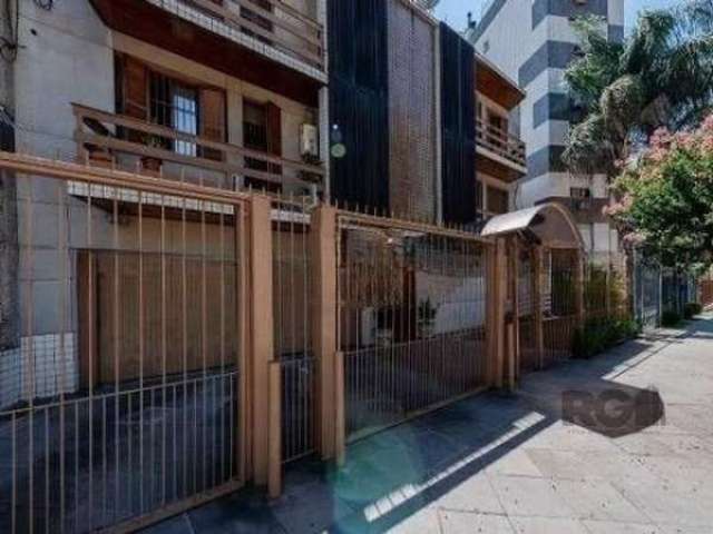 Vende-se apartamento 3 dormitórios amplos, living espaçoso, copa e cozinha, banho social, área de serviço separada, banheiro auxiliar.&lt;BR&gt;&lt;BR&gt;Prédio com fachada em pintura, zeladoria, grad