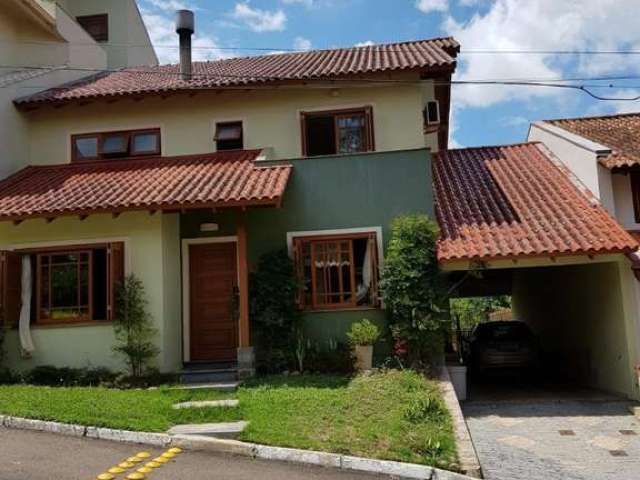 Casa em condomínio com 3 dormitórios. &lt;BR&gt;No primeiro andar living/sala de jantar, sala de TV com lareira, cozinha ampla com churrasqueira e fogão à lenha, área de serviço, banheiro social, depe