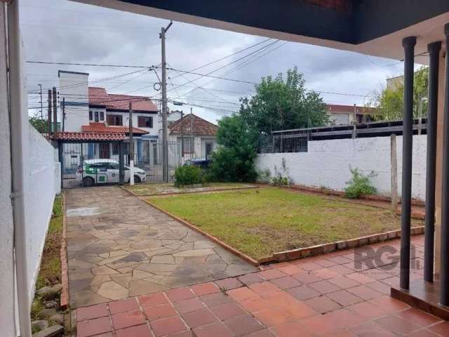 Casa de 115m² com  2 dormitórios, Amplo living para dois ambientes, banheiro social, Cozinha, Sala de estar, Área de serviço, Churrasqueira e Vaga de garagem. &lt;BR&gt;Bem localizada com  acesso fáci