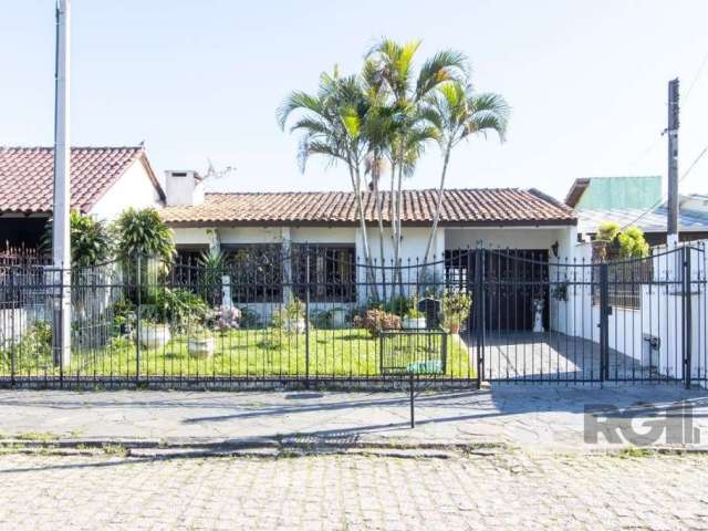 Ótima  casa térrea de 3 dormitórios, 1 suíte,  na zona sul de Porto Alegre em loteamento residencial no bairro Guarujá, a casa dispõem 2 ambientes com ar, lavabo, sala de jantar com cozinha  3 dormitó