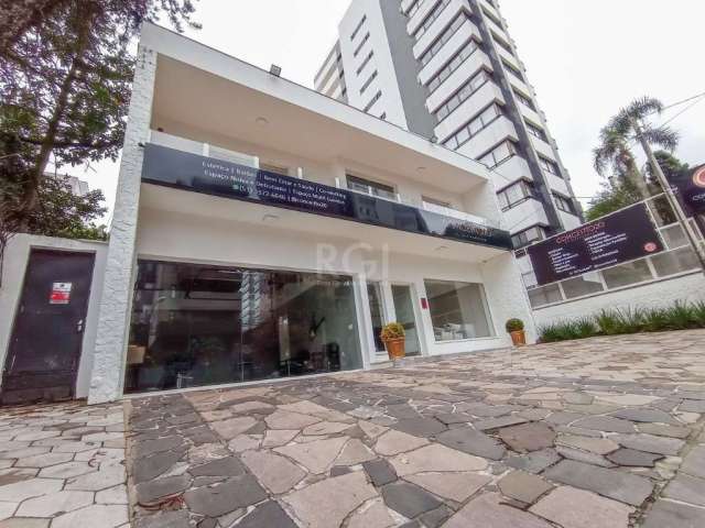 Schumacher aluga casa comercial de 530m² com 7 salas, um living grande e 3 banheiros no corpo da casa mais 3 ambientes, 2 banheiros e um depósito no anexo ao fundo. Possui lareira, churrasqueira, forn