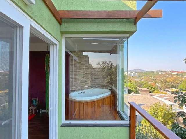 Casa bem iluminada com ventilação cruzada de 299m² ! Com 03 dormitórios, incluindo uma suíte com jacuzzi, sacada e uma vista espetacular. A casa possui 03 banheiros,  living integrado com lareira e sa