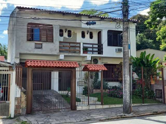 Apartamento,  na divisa do Bairro Teresópolis e B. Nonoai, com 01 dormitório, acesso com 01 lance de escada. Não possui garagem. O apto tem potencial, é grande, peças amplas, sacada, churrasqueira, sa