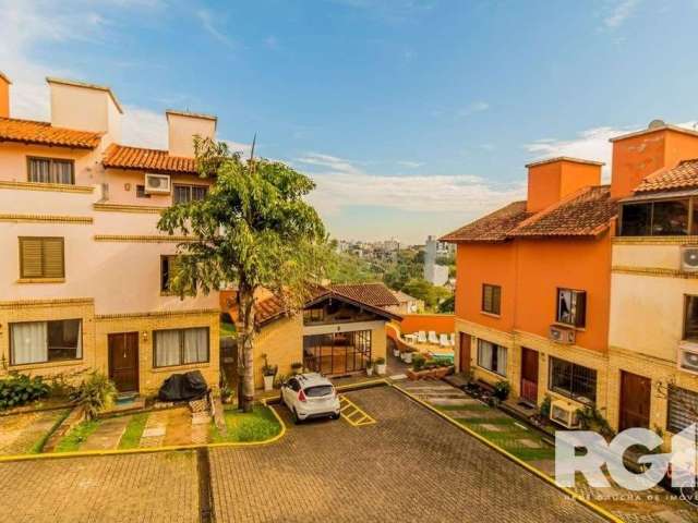 Excelente casa em condomínio com 3 dormitórios, sendo 1 deles suíte e uma vaga, próximo a Av. Saturnino de Brito no bairro Jardim Sabará em Porto Alegre. Imóvel com 3 andares, excelente orientação sol