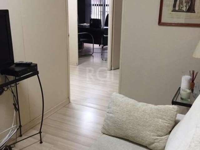 Sala comercial semi mobiliado, com 47,91 m² privativos, no quarto andar - sendo uma sala de espera, uma sala principal e circulação entre salas onde fica a cozinha. Possui um banheiro. Elevador &lt;BR