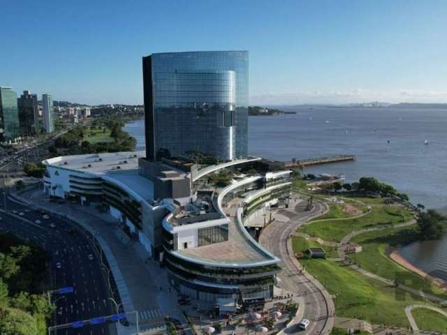 Sala comarcial com vista deslumbrante para o Guaíba.&lt;BR&gt;Entrega com piso e ar condicionado.&lt;BR&gt;A mais moderna torre de escritórios e consultórios, com toda a infraestrutura e conforto para