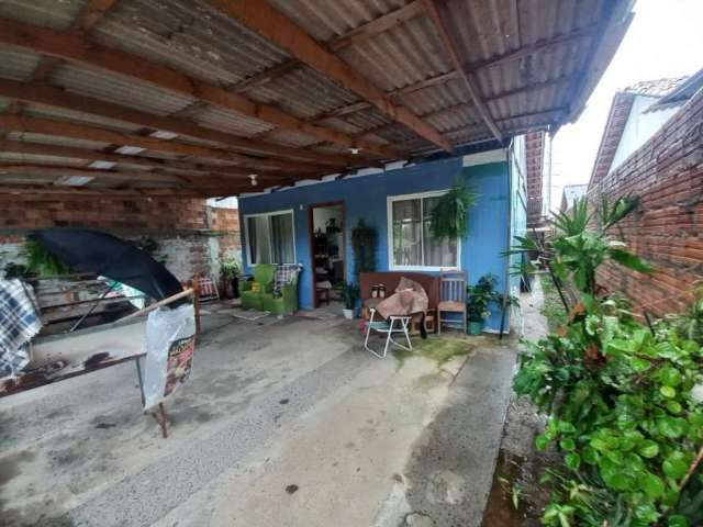 Vendo 01 casa de 02 dormitórios, sala, cozinha e banheiro. Localizado no bairro Fátima em Canoas. Pátio com espaço para carro. Agende sua visita.