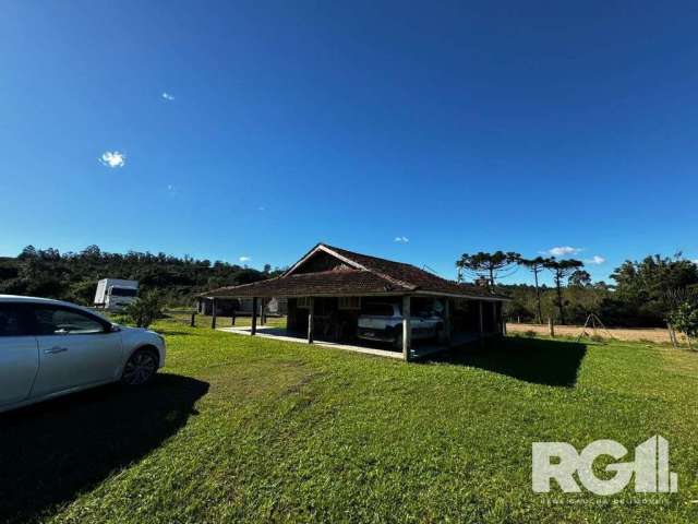 Sítio com 2 Hectares, com casa de 2 dormitórios, sala, cozinha, área de serviço e banheiro social, além de garagem coberta e churrasqueira! Conta também com lindo açude em meio a muita natureza e árvo