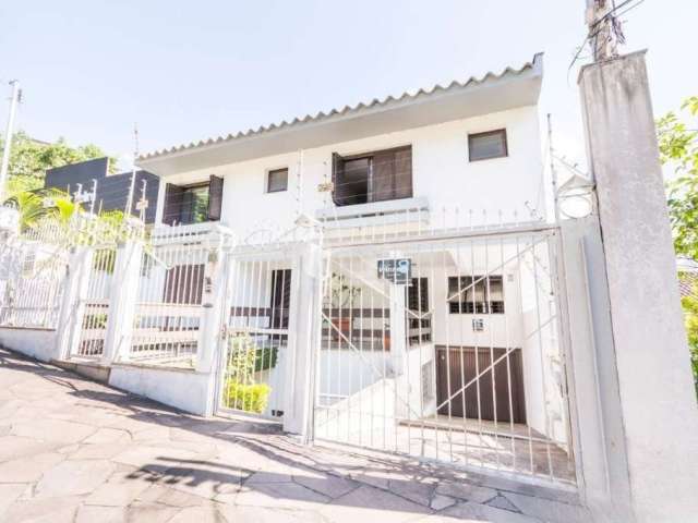 Casa comercial com 333m² privativos, escritório, banheiro, despensa, refeitório/cozinha e ampla área de produção, pátio e vaga para garagem.&lt;BR&gt;Havendo na parte de cima com 4 quartos sendo 1 suí