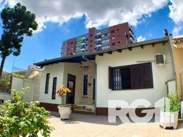 Venha residir nessa bela e ampla casa. No coração do bairro. São 425 m² privativos, no primeiro piso possui 3 quartos, sendo 1 suíte, banheiro auxiliar, hall, cozinha com sala de jantar, lavanderia, q