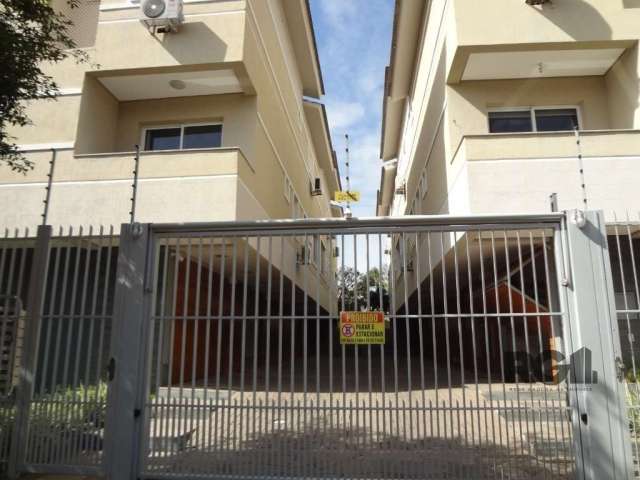 EXCELENTE casa em condomínio, com segurança e conforto, apenas 8 casas no condomínio. A casa possui 3 dormitórios: No térreo possui amplo espaço com churrasqueira e garagem para 2 carros. No 1° andar 