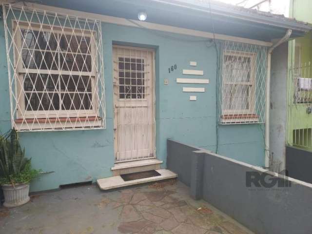 Sobrado com duas casas , com entradas individuais, ótima localização para fins comerciais e/ou Residenciais. Casas com Sala, 2 dormitórios, coz. e banheiro social. Pátio   com pequeno deposito. Examin