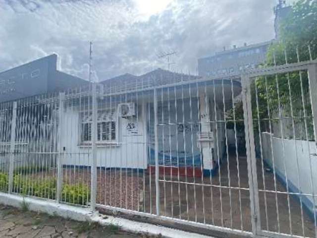 Casa com aproximadamente 127m² de area privativa, possui um otimo patio nos fundos. terreno com 11x39. muito bem localizada na rua marques do alegrete, proximo a sogipa e do shopping bourbon assis bra