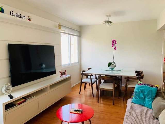 Apartamento Totalmente Reformado com 3 Dormitórios e Vista Deslumbrante na Praia de Belas&lt;BR&gt;&lt;BR&gt;Seja bem-vindo a este impecável apartamento de 3 dormitórios, incluindo uma suíte, estrateg