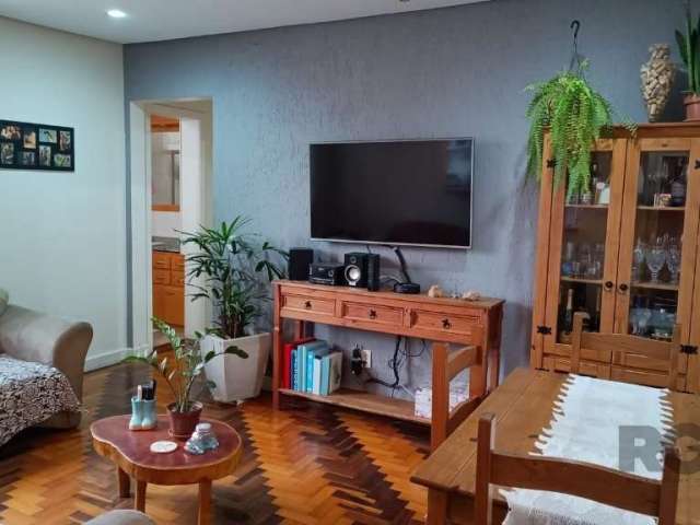 Vende no Bairro Floresta,  apartamento de 02 dormitórios com dependência e churrasqueira,  living 02 ambientes, banheiro social, cozinha com área de serviço separados.  Ensolarados, amplas peças.