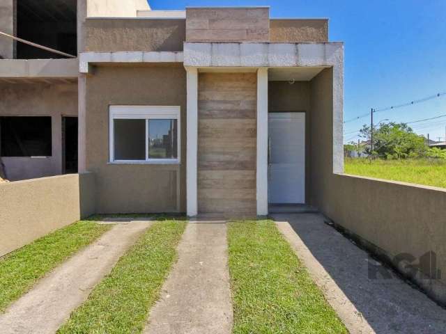 Excelente casa térrea, composta por dois dormitórios, banheiro, sala de estar, cozinha com churrasqueira, lavanderia, pátio frente e fundos.&lt;BR&gt;Localização privilegiada, perto do Zaffari, escola