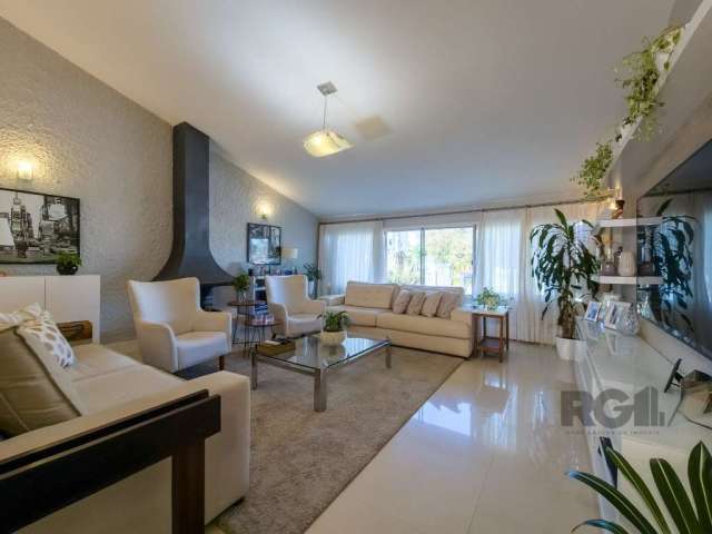 Linda casa térrea, finamente decorada, 3 dormitórios, sendo 1 suite, banheiro social, amplo living com lareira, sala de jantar, copa-cozinha mobiliada, jardim de inverno com teto retrátil e churrasque