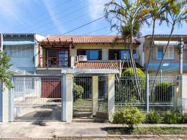 Casa com 4 dormitórios á venda no bairro Espírito Santo, Residencial Bahamas. Ótima casa na zona sul de Porto Alegre com lindo jardim e mobiliada. No primeiro piso, sala de estar com lareira, jardim d