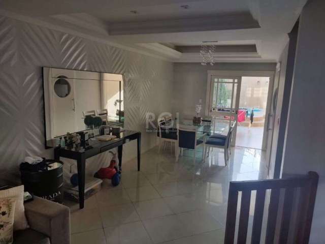 Vende  casa, 3 pavimentos 189,11m², 3 dormitórios, 1 suíte com closet, banheira de hidro, sacada, 1 banheiro, 1 lavabo, área com churrasqueira, 3°pavimento com salão  de festa, pátio com piscina,  ter