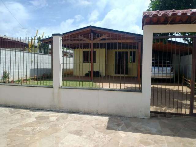 Casa em madeira dupla a venda em Canoas, no bairro Fátima. Conta com 2 dormitórios, sala, cozinha, banheiro, garagem coberta para 3 carros. O amplo terreno possui 386m². Proprietário analisa casa, ter