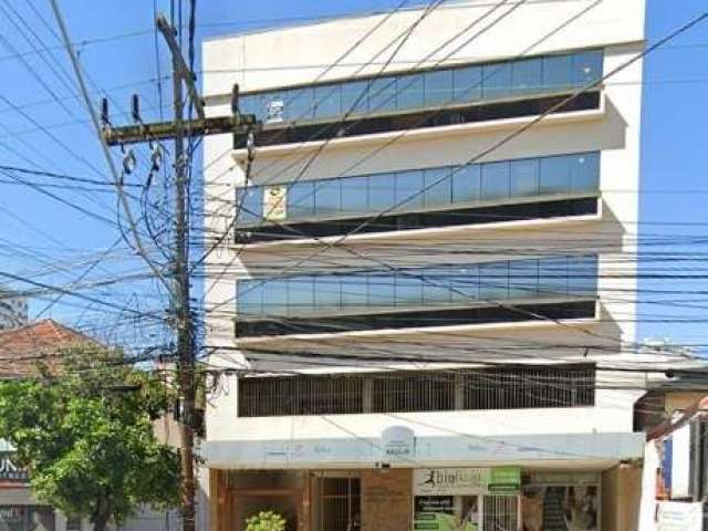 Sala comercial em localização privilegiada, próximo ao Hospital Militar, no Bairro Floresta, com 1 banheiro, copa/cozinha, 63m², 4º andar, de frente. Sala  com dois ambientes, divisória de vidro, e ba