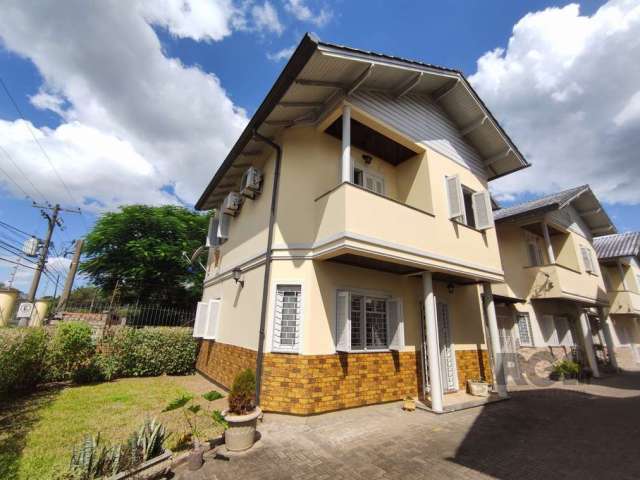 Casa em condomínio na Av. Bento Gonçalves, em frente a Faculdade de Veterinária da UFRGS. Sobrado de dois andares, 03 dormitórios sendo 01 suíte, 02 banheiros, 01 lavabo, sala de jantar e estar integr