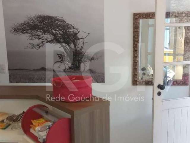 Raridade,  casa com design moderno estilo loft triplex, em condomínio fechado na Cidade Baixa. São somente 7 casas tipo sobrado. No andar térreo sala de estar e cozinha  conceito aberto com móveis pla