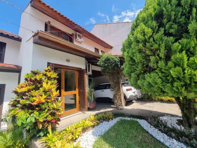 Excelente casa, muito bem conservada e reformada. Casa com hall de entrada, lavabo, 2 salas, sendo uma delas com split e armário, que pode ser também usada como escritório. Sala Principal em L com lar