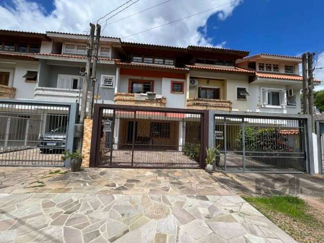 Excelente casa em rua sem saída no bairro Ipanema, muito próximo ao Zaffari da Juca Batista.&lt;BR&gt;Terreno com 5m de frente, com garagem coberta para 2 carros. Sala com 2 ambientes bem definidos en