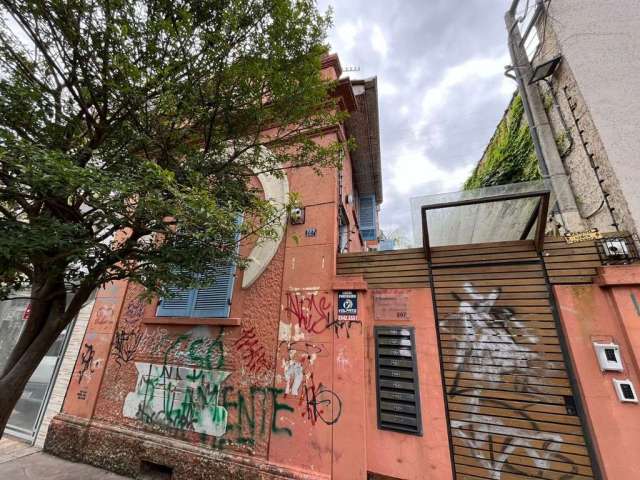 Apartamento de 1 dormitório em excelente localização. está no coração da Cidade Baixa porém em rua calma e de fácil estacionamento.&lt;BR&gt;O condomínio foi construído a partir de um casarão do iníci