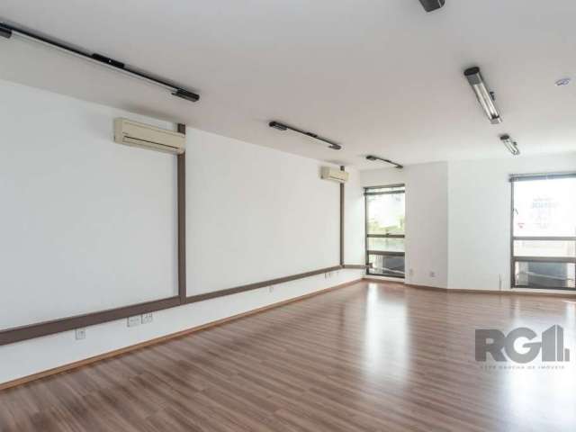 Sala comercial com aproximadamente 33m² no bairro Menino Deus.&lt;BR&gt;&lt;BR&gt;Imóvel recentemente pintado, frente, piso laminado, 1 banheiro e 1 vaga de garagem coberta.&lt;BR&gt;&lt;BR&gt;Condomí