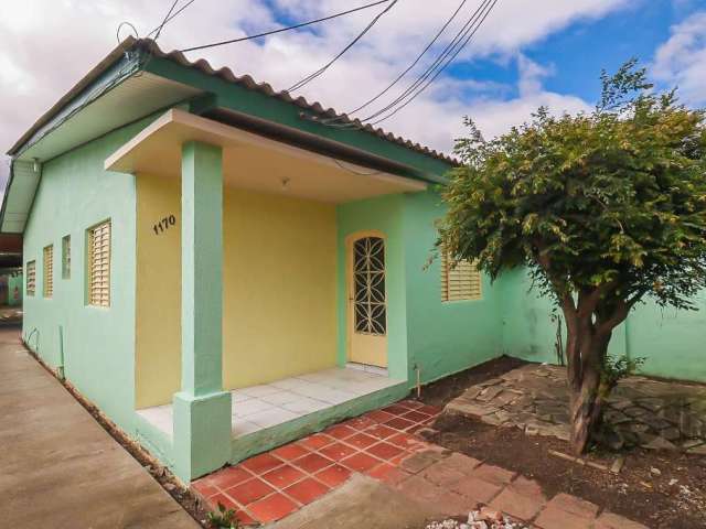 Casa à venda - Rua Boa Vista, Bairro Rio Branco, Canoas/RS. Imóvel em terreno plano de 10 x 38m, com uma casa de alvenaria desocupada. A casa principal conta com 2 quartos, sala, sala de jantar, cozin