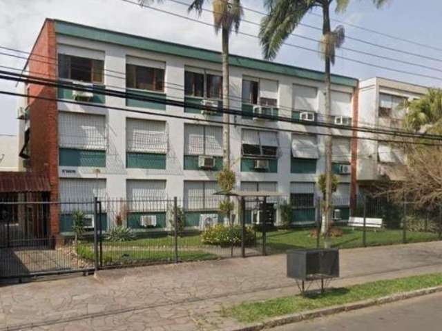 Vende excelente apto na Av. Panamericana de 03 dorm com suíte, sala com 02 ambientes, cozinha, área de serviço, dependência de empregada, 02 banheiros mais banho auxiliar, vaga garagem, posição solar 