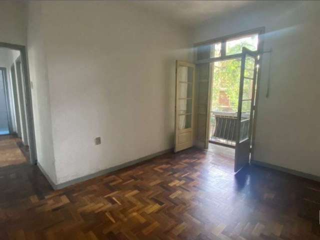 Ótimo apartamento com pintura nova, três dormitórios, piso parquet, sala com sacada, cozinha, área de serviço, dormitório auxiliar, banheiro auxiliar e possibilidade de vaga de garagem por R$ 300,00. 