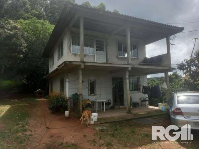 Sítio à venda com 2,2 hectares | Imóvel com casa de 2 pavimentos com 4 dormitórios sendo 1 suite, sala, cozinha e banheiro social. Amplo pátio com árvores frutíferas, nativas e plantação de eucaliptos