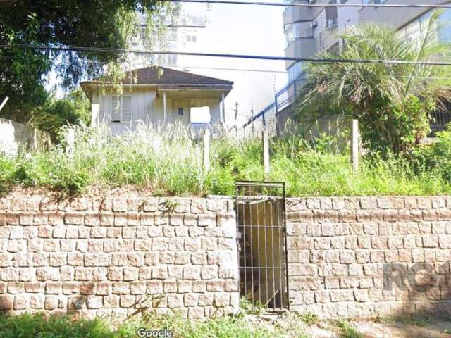 Terreno com 360m² privativos sendo 12 de frente e 30 de frente a fundos. Terreno em aclive, muito bem localizado no bairro Vila Ipiranga com projeto aprovado de prédio residencial com 8 unidades.