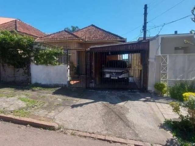 Terreno à venda no Bairro Medianeira, medindo 9,90 x 44 metros, localizado na Rua Clemente Pinto. Excelente oportunidade, com ótima localização e próximo a todos os recursos da região.&lt;BR&gt;&lt;BR