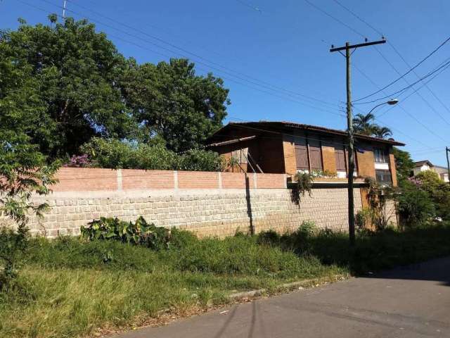 Terreno de esquina com 701m² a venda no bairro Santa Tereza, próximo a Correa Lima. Possui uma casa antiga que pode ser reformada ou desmanchada para novo empreendimento. Temos o terreno ao lado a ven