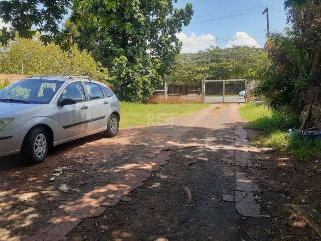 Terreno de 840m² com duas casas a venda em Canoas, localizado na Avenida Santos Ferreira. A casa  da frente tem 3 dormitórios, sala de estar, sala de jantar, cozinha, 2 banheiros e ampla garagem fecha