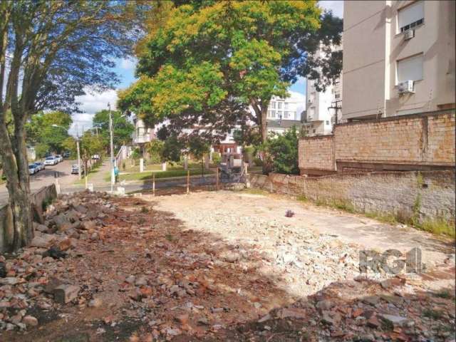 Terreno com 511 m² privativos, no bairro Chácara Das Pedras, esquina com a Rua Matias José Bins.&lt;BR&gt;Localizado na zona norte de Porto Alegre com excelente localização com acesso para Av. Protási