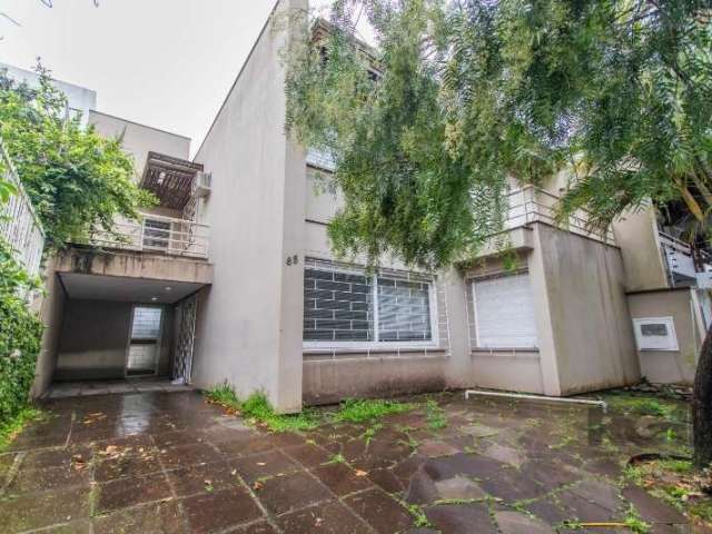 CASA NA GUIMARÃES ROSA, JUNTO AO ZAFFARI DA PLÍNIO E CARLOS GOMES.&lt;BR&gt;desocupada, com  335 m², com 5 dormitórios, 5 Wcs,  2 salas, 2 cozinhas,  lareira churrasqueira, elevador, em dependência de