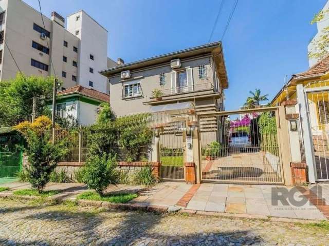 Casa 3 dormitórios, sendo 1 suíte, 636,29 m² de área privativa e 5 vaga(s) de garagem. Localizado na Rua Zamenhoff, no bairro São João em Porto Alegre.&lt;BR&gt;&lt;BR&gt;Imobiliária ORIENTTA vende ex