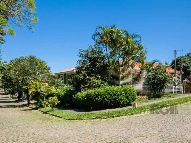 Linda casa de esquina, 03 dormitórios, 02 suítes, pátio com piscina, 04 vagas de garagem, no bairro Jardim Isabel, em Porto Alegre.&lt;BR&gt;&lt;BR&gt;Casa de esquina com 429m² de área privativa, 3 do