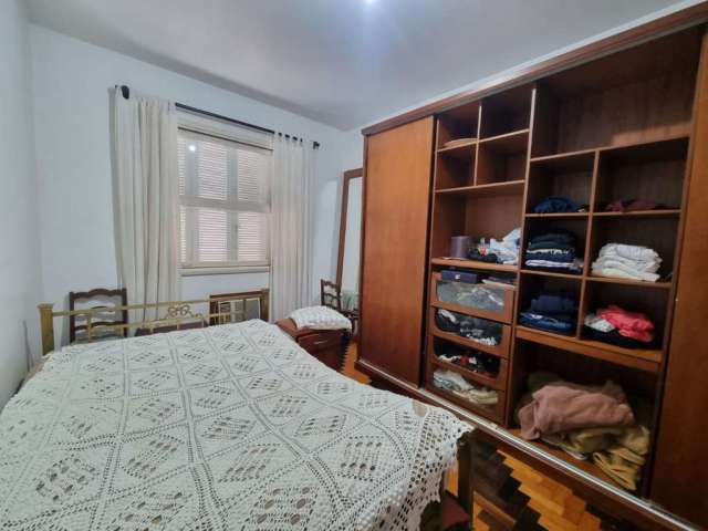 Apartamento bem localizado na parte alta do Centro Histórico.&lt;BR&gt;4º andar, de fundos, com 48,5m² privativos. Sendo sala de estar, cozinha com móveis sob medida, banheiro social e 02 dormitórios 