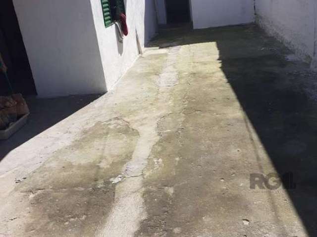 VENDA TERRENO RESTINGA com duas casas com escritura somente do terreno.&lt;BR&gt;Casa na frente com 2 dormitórios, banheiro, sala e cozinha integrada. Casa nos fundos com ambiente aberto com banheiro.