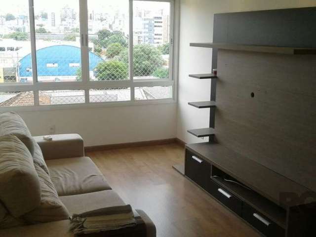 Apartamento mobiliado de 2 dormitórios, no bairro Rio Branco. Living para dois ambientes com sofá, painel e Split. Dormitórios mobiliados. Banheiro com box. Cozinha mobiliada com churrasqueira. Área d